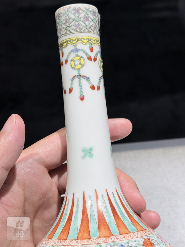 民国 粉彩如意披肩花蝶纹长颈瓶 - 图11